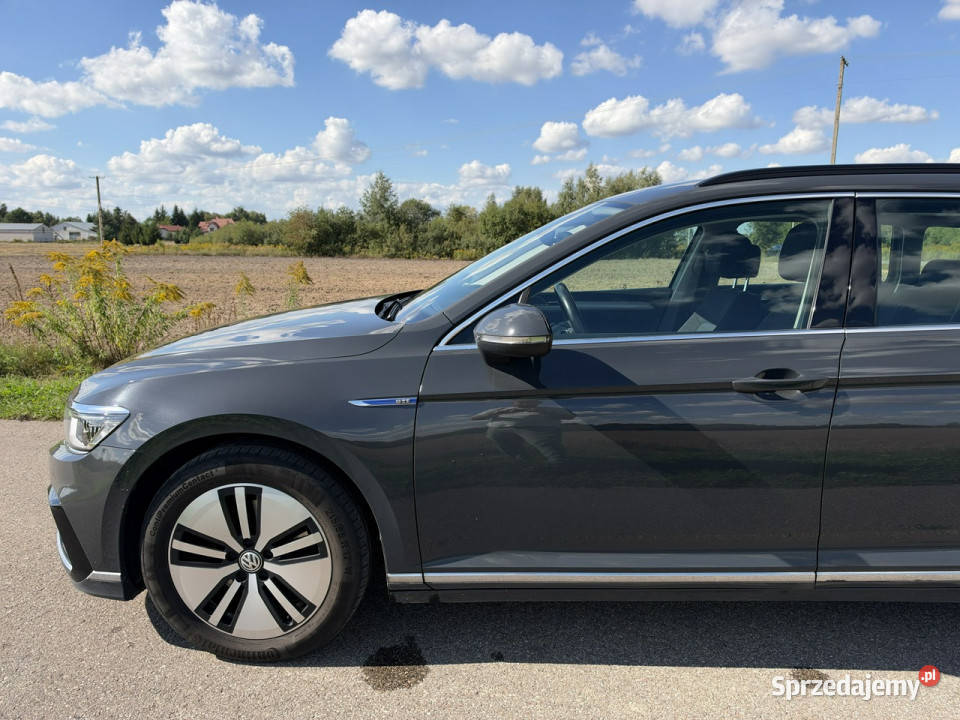 Volkswagen Passat VOLKSWAGEN PASSAT GTE 14 TSI podgrzewane fotele mazowieckie