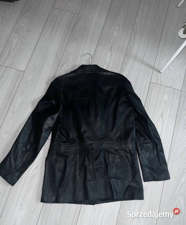 Piękna czarna kurtkamarynarka wykonana z