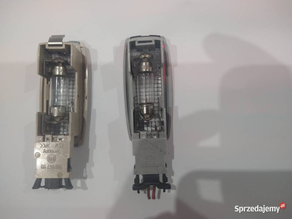 Lampka Oświetlenie Wnętrza Podsufitki VW 3B0 947 Skawina