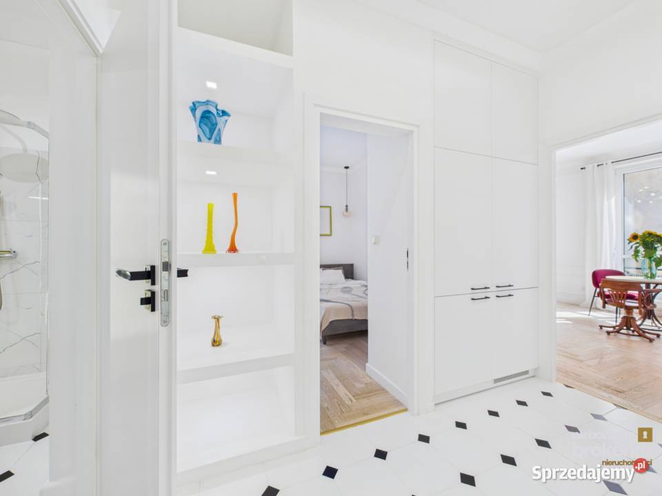 Wysokie mieszkanie w kamienicy które łączy telefon Warszawa