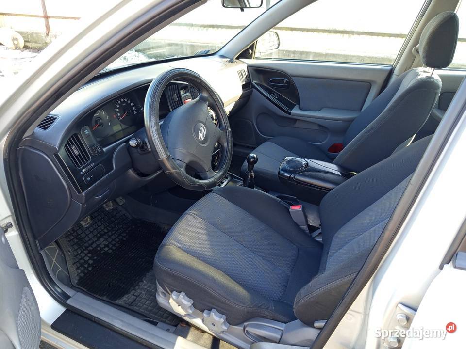 Hyundai Elantra srebrny