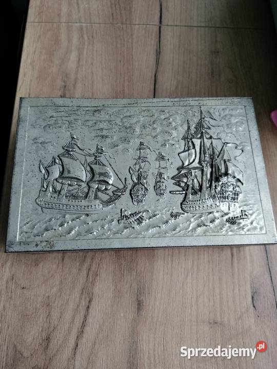 Metalowe pudełko z guzikami statkimetal i karton Choszczno