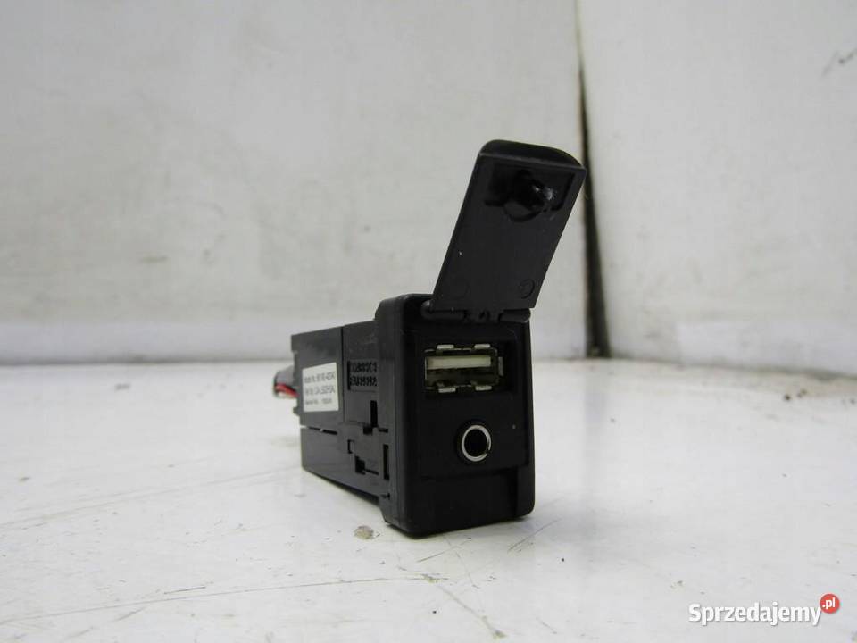 GNIAZDO ZŁĄCZE AUX USB TOYOTA RAV4 IV 8619042040 osobowe Materiały instalacyjne