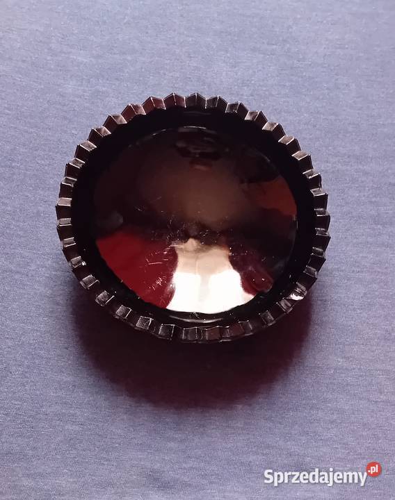 Dolna część hialitowej bomboniery produkcji huty