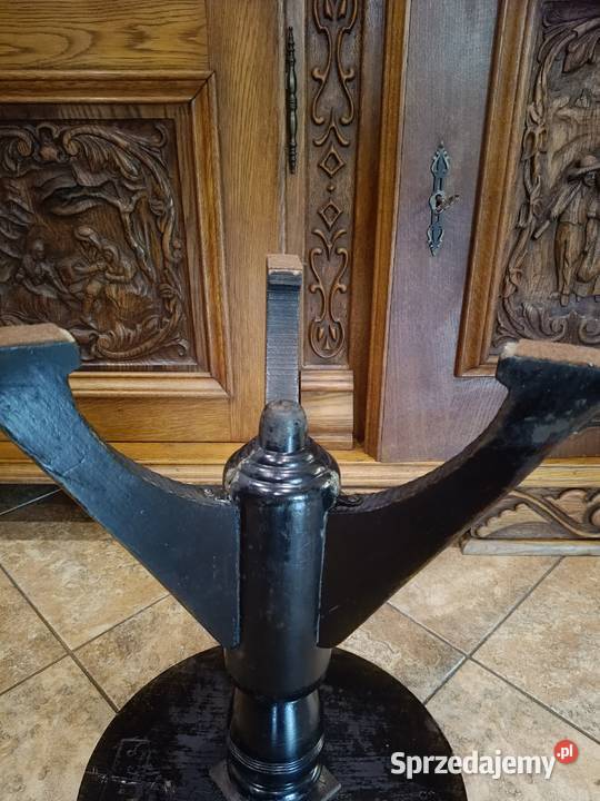 Stary taboret do pianina z regulowaną wysokością Lipno