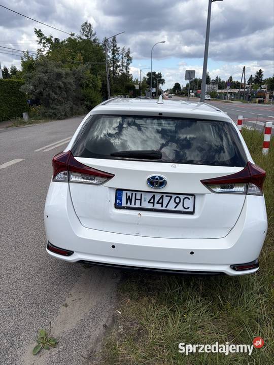 Toyota hybryda krajowy kupiony w polskim salonie sprzedam