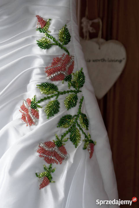 Suknia ślubna wyszywana koralikami