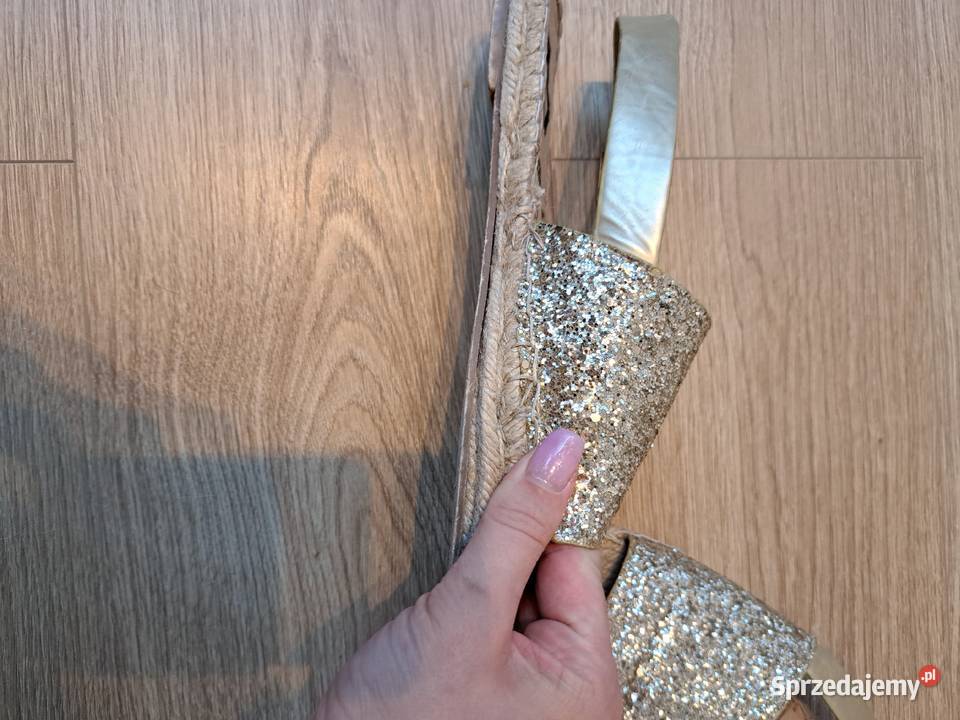 Złote espadryle na koturnie z brokatem i paskiem