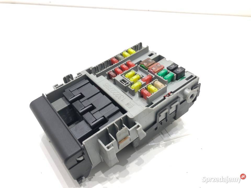 SKRZYNKA BEZPIECZNIKÓW OPEL INSIGNIA A 525230582