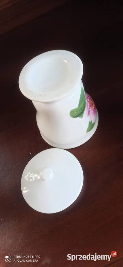 Kubek z różą pojemnik z pokrywką
Biała porcelana sprzedam