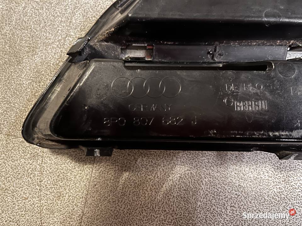 Atrapa kratka zaślepka halogenu Audi A3 8P prawa Góra