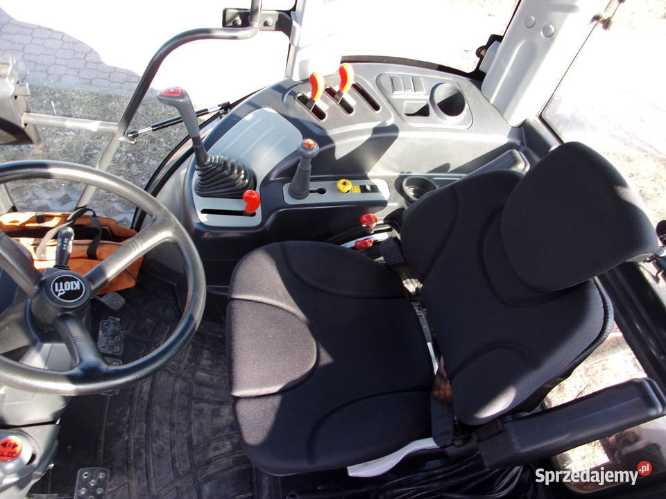 Ciągnik KIOTI 904 z ładowacze TUR w RadMasz