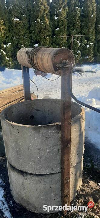 Metalowy wałek z korbą i podstawą do studni Studnie Busko-Zdrój