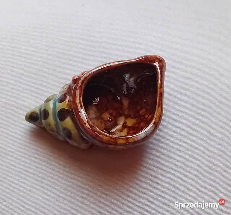 Ceramiczny szkliwiony pojemnik w formie muszli