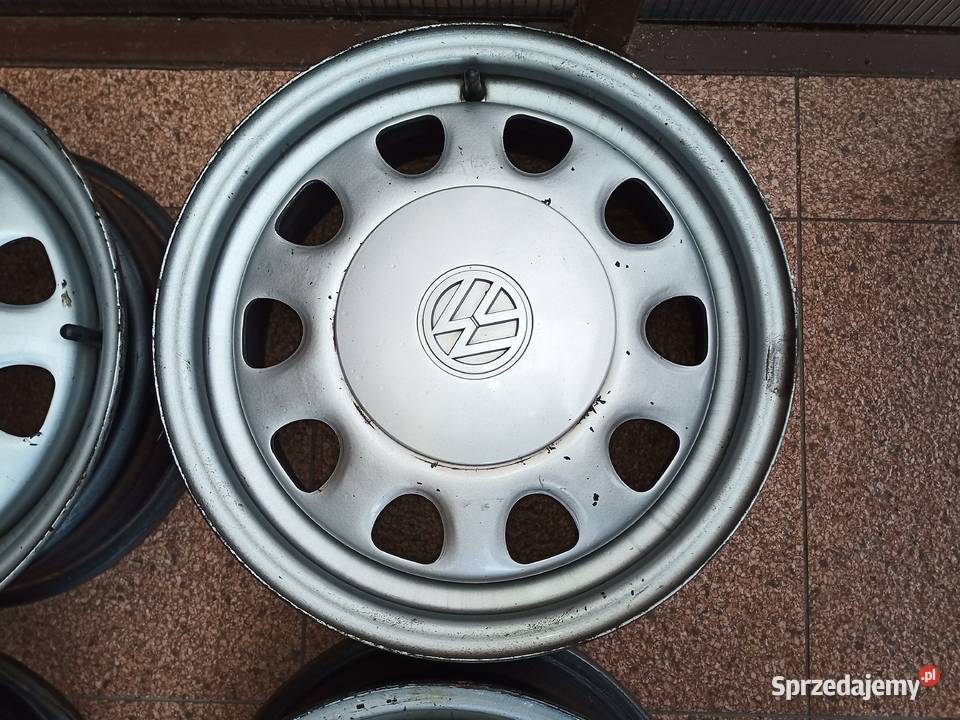 Felgi stalowe z deklami i obreczami 14100 Golf 3