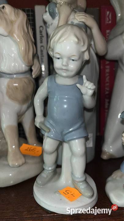 Figurka porcelanowa małego chłopca w niebieskim