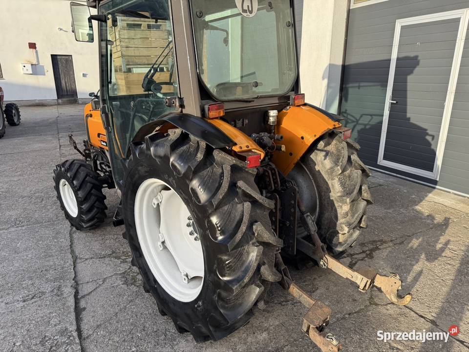 Ciągnik sadowniczy Renault DionisFructus TUZ WOM Sadków Szlachecki