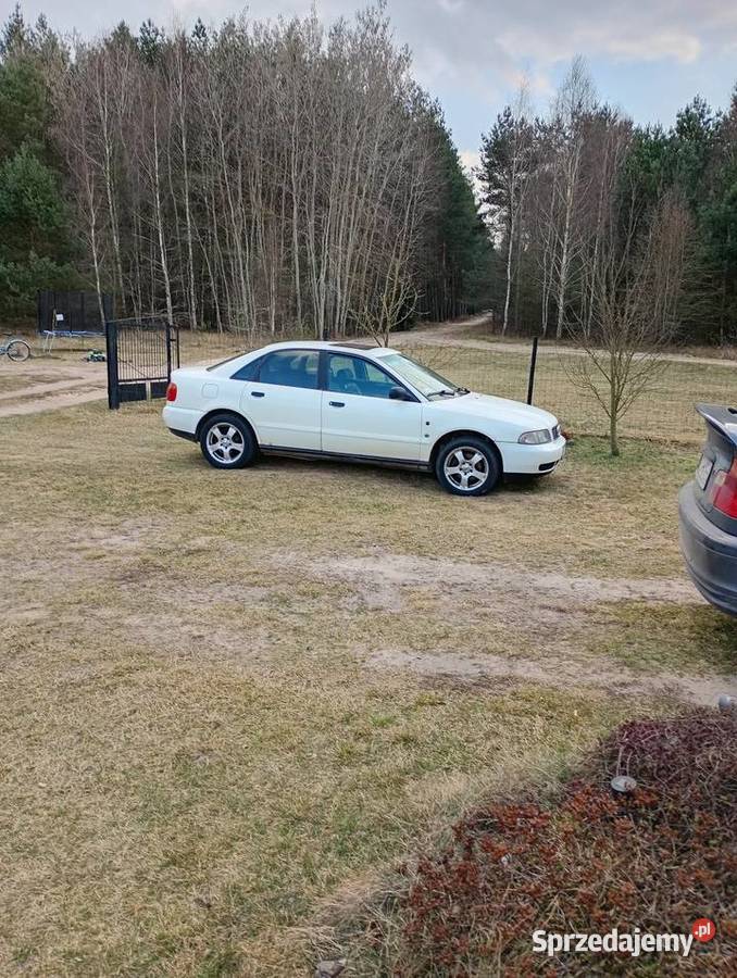 Prawie zabytek Sedan / Limuzyna