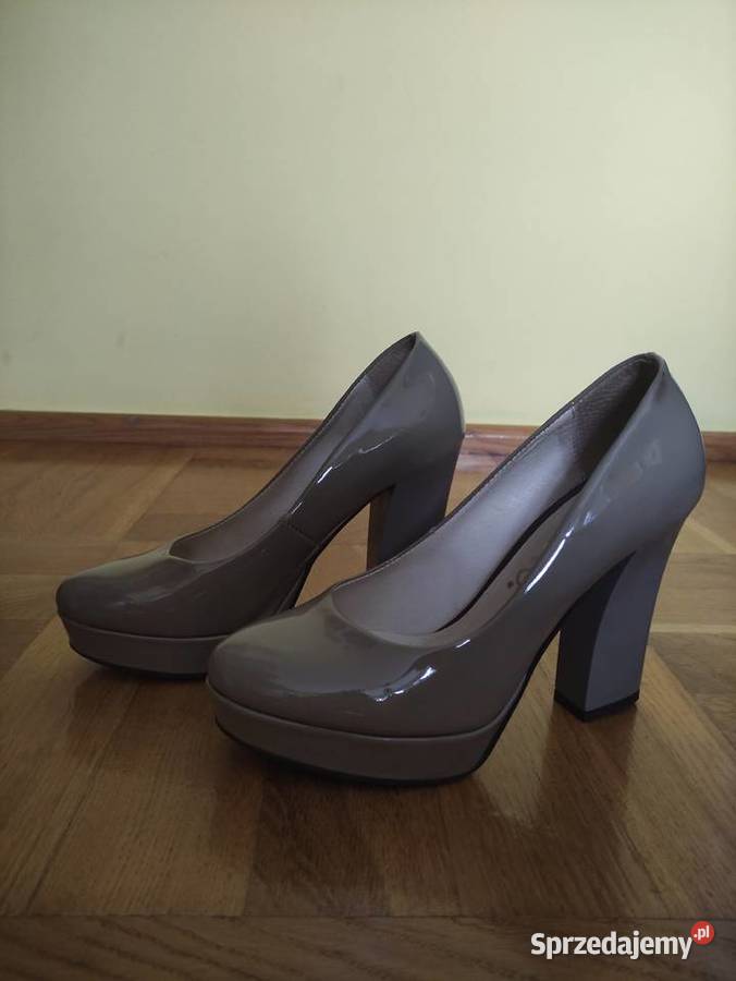 Sprzedam cieliste buty na koturnie sprzedam