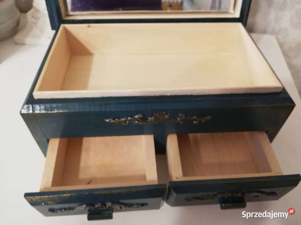 Toaletka z reliefami Rękodzieło