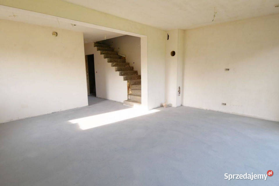 Szarów dom wolnostojący garaż