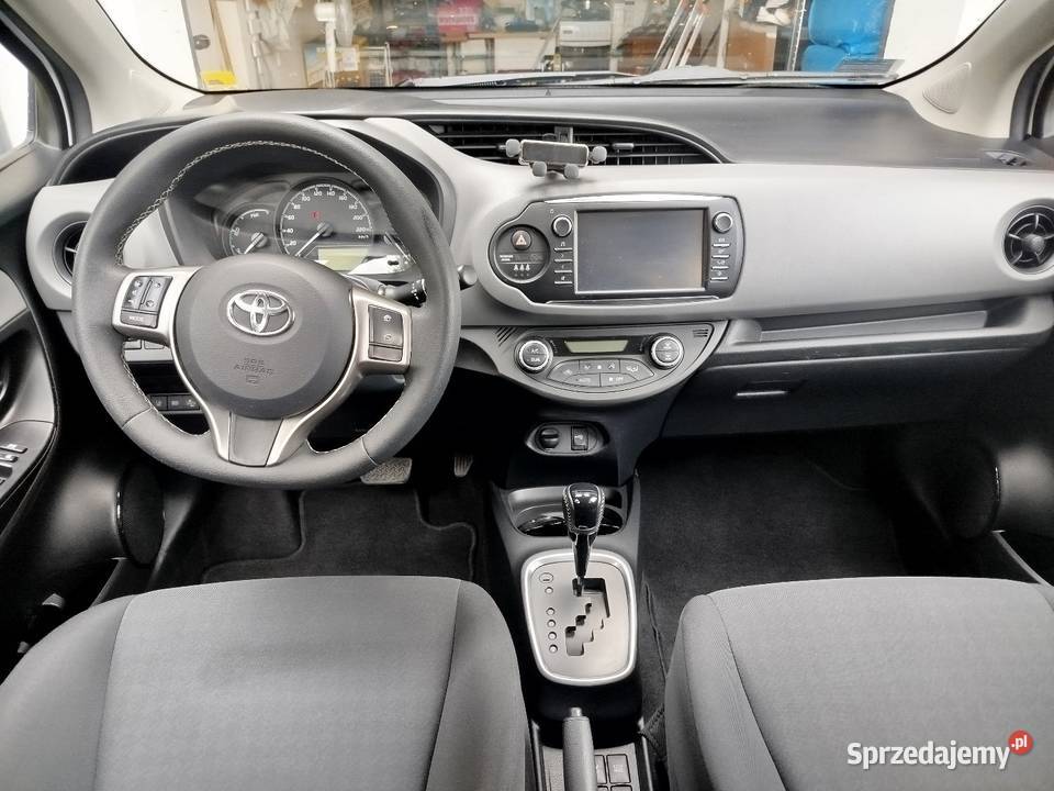 Toyota Yaris III hybrid salon polska