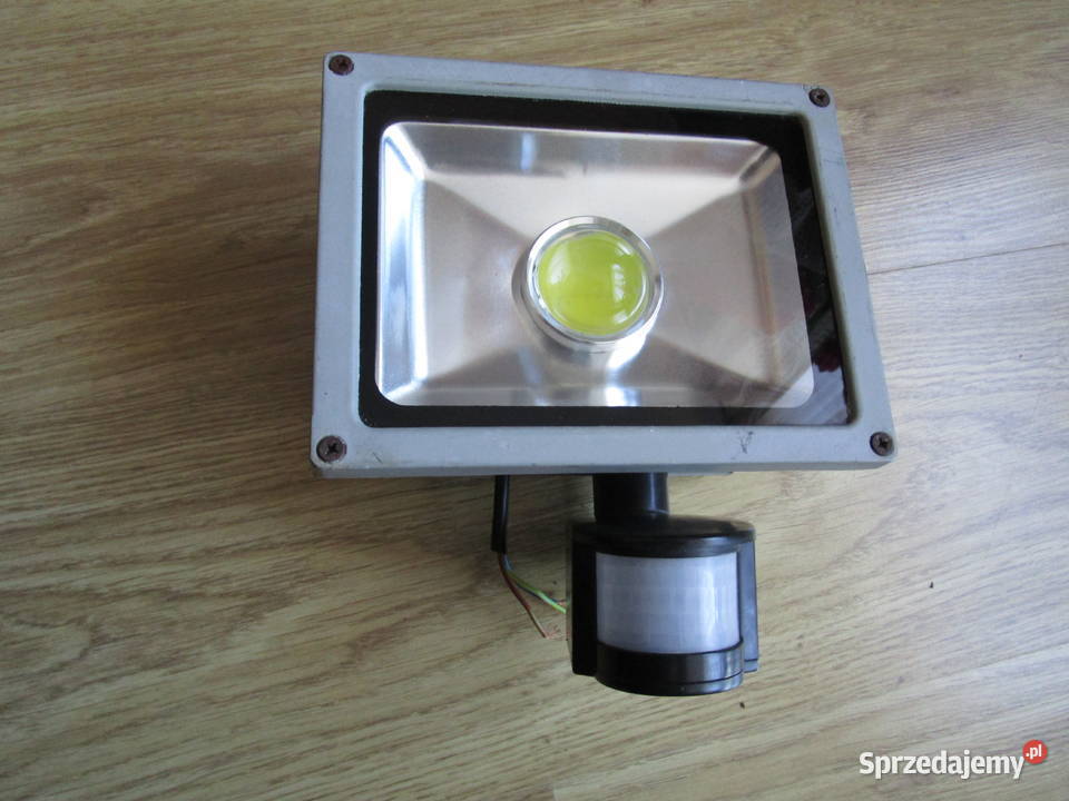 Halogen naświetlacz soczewkowy LED 20W z Uherce Mineralne