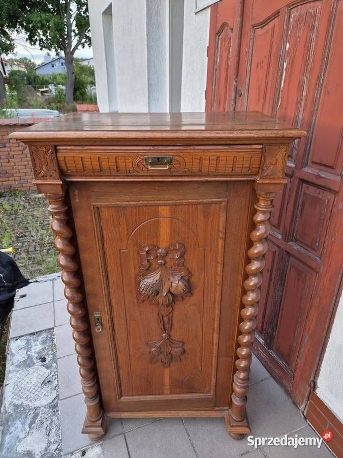 Stara dębowa bieliżniarka