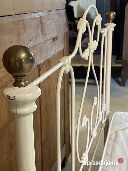 Białe łóżko metalowe 120x200 Budno