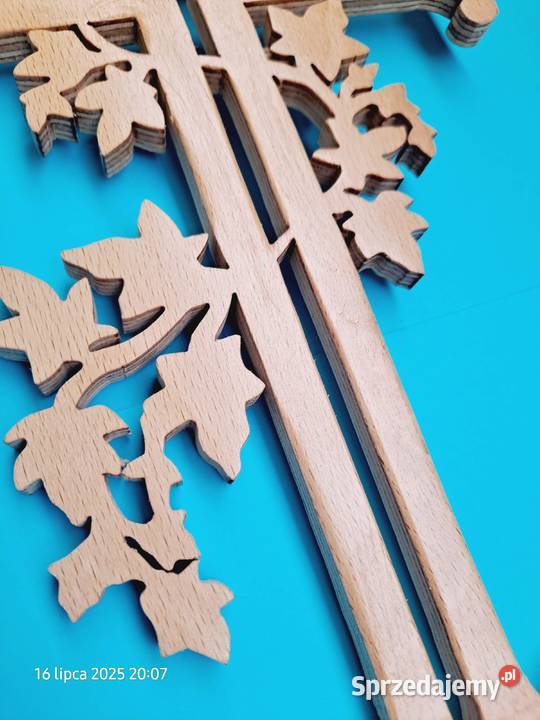 krzyż drewniany ręcznie wycinany z liśćmi Bydgoszcz