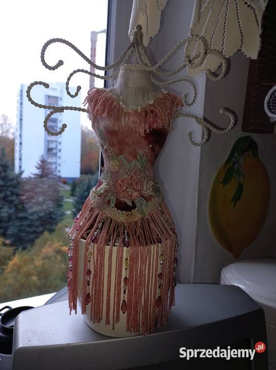 Śliczny stojak na biżuterię odcienie różowego mazowieckie