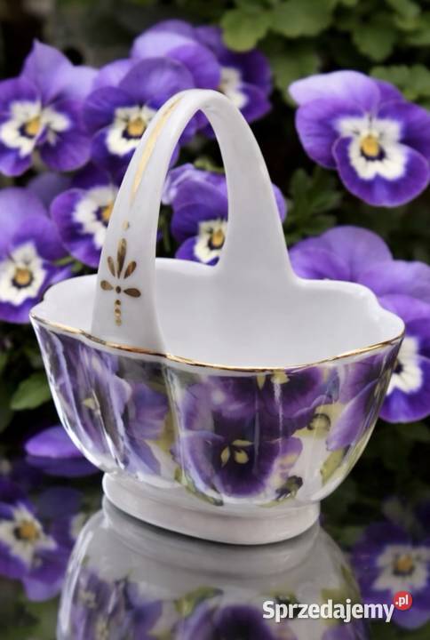 Uroczy porcelanowy koszyczek z motywem pięknych