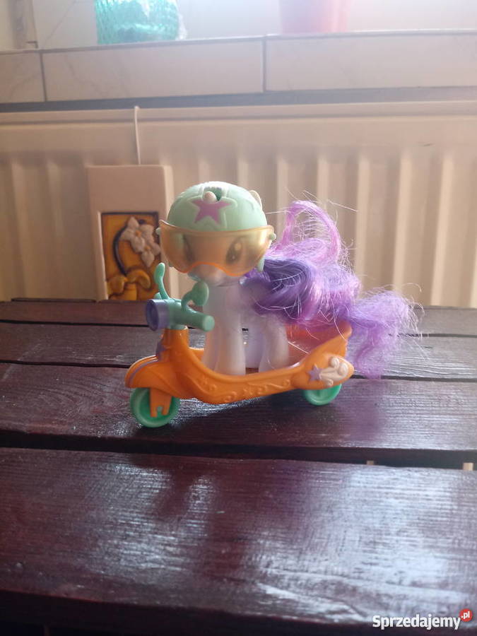 Kucyk My Little Pony z kaskiem i skuterem Hasbro Stobno