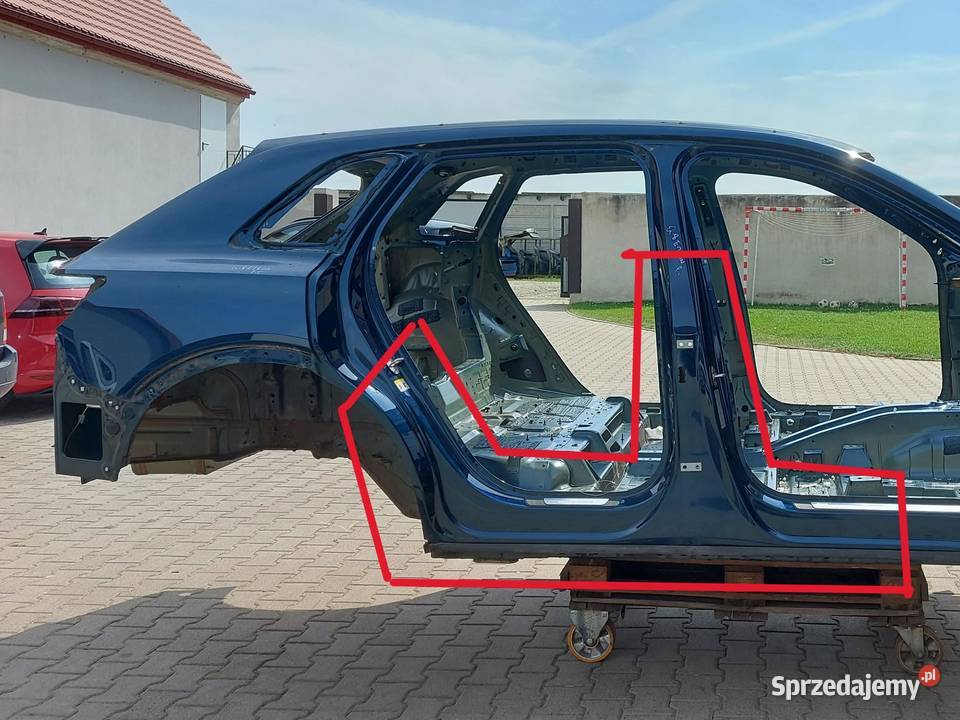 Audi Q8 ETRON SUV próg słupek prawy zejście