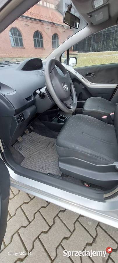 Toyota Yaris srebrna rocznik 2005 stan śląskie