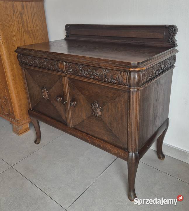 Stara komoda z rzeźbieniami