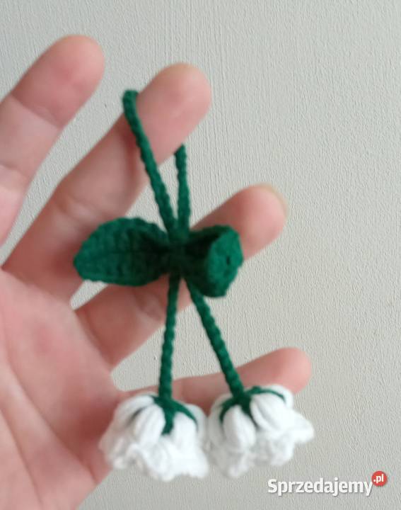 Kwiaty dzwoneczków wykonane na szydełku brelok