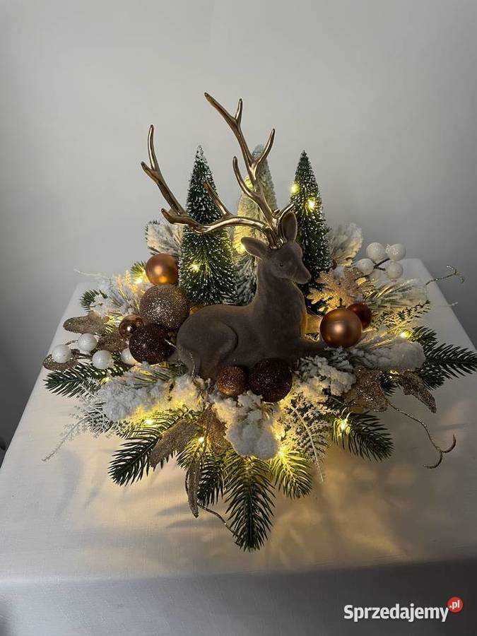 Elegancki świąteczny stroik z jeleniem i