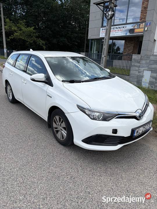 Toyota Auris hybryda kupiony w polskim salonie Warszawa