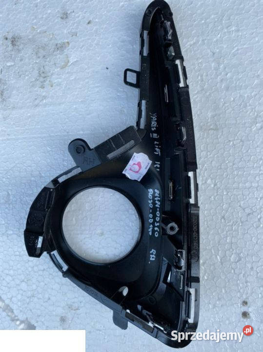 Toyota Yaris III kratka zderzak przód zaślepka Kozubszczyzna