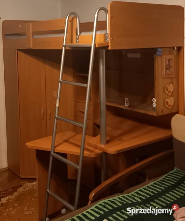 Łóżko piętrowe dziecka z szafką i biurkiem