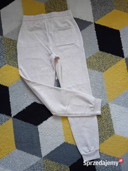 Beżowe dresy Warszawa