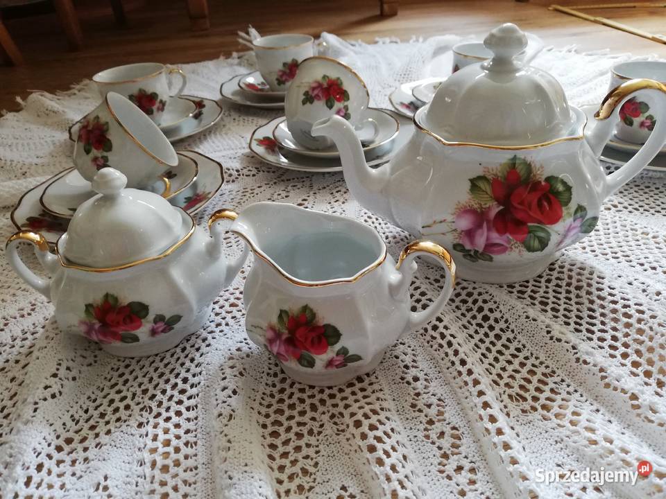 Biała porcelana w czerwone róze sygnowana Gorlice