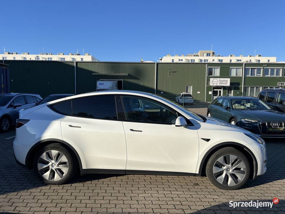 Tesla Model Y 2024 asystent parkowania Warszawa