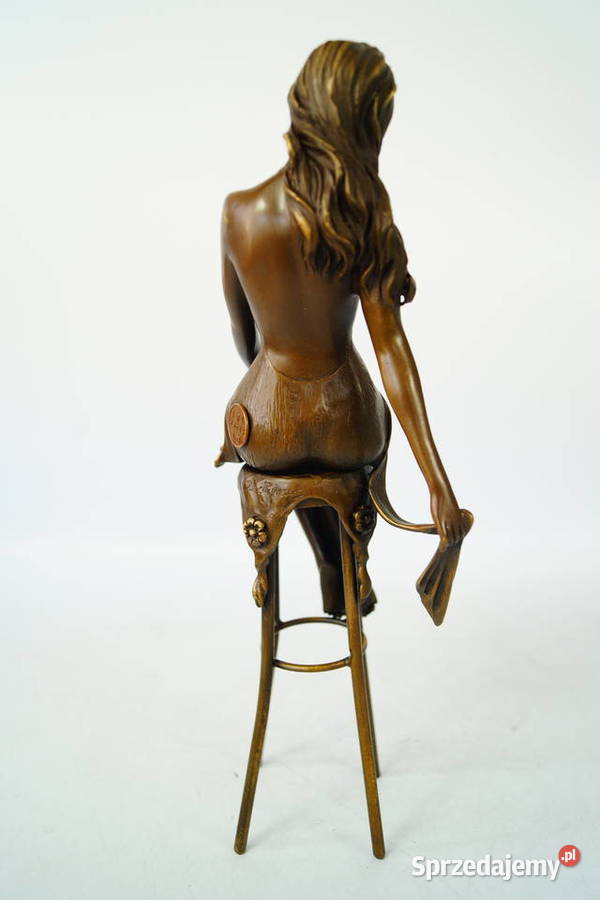 Kobieta siedząca na krześle zmysłowa figura z Gizałki