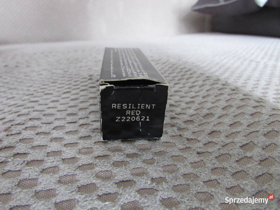 szminka w płynie Avon resilient red
