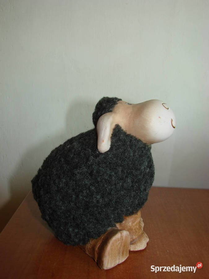 Czarna Owca ceramiczna figurka z futerkiem Pruszcz Gdański