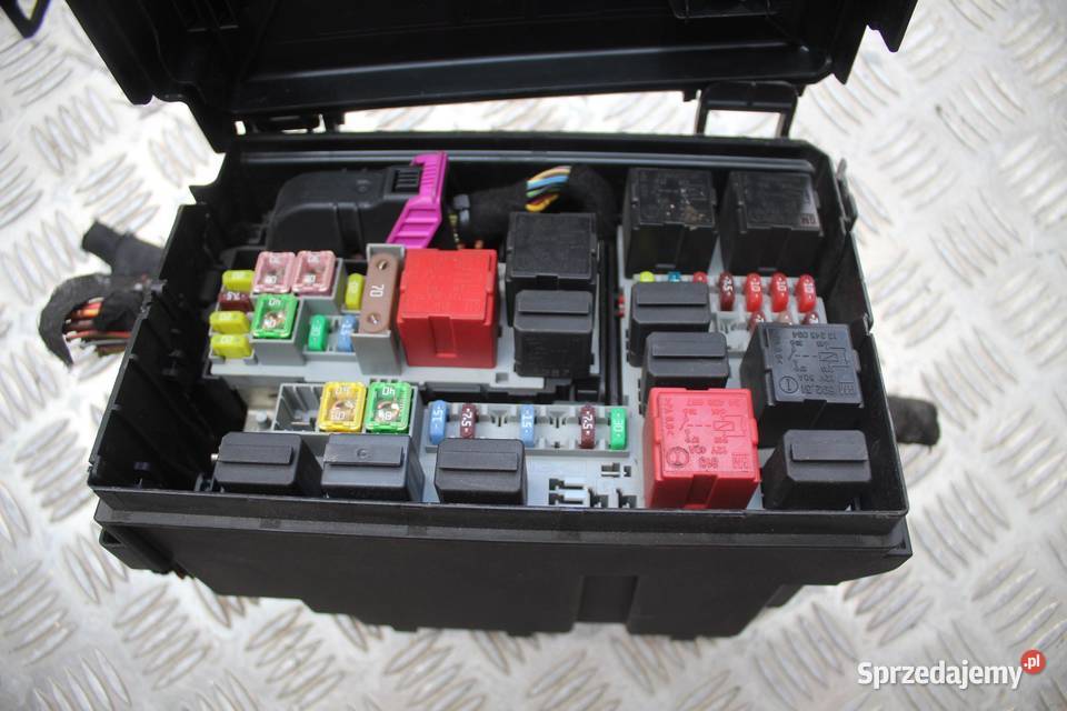 SKRZYNKA BEZPIECZNIKÓW OPEL CORSA D 13 CDTI sprzedam