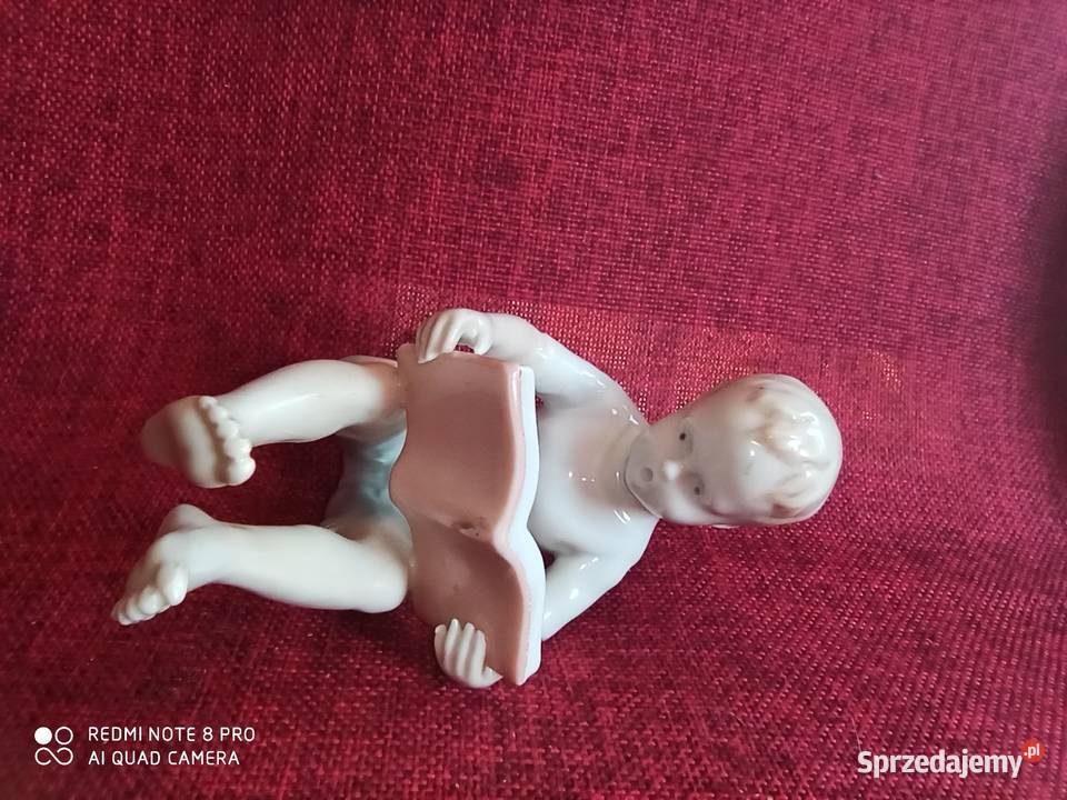 Figurka siedzącego chłopca czytającego książkę pomorskie Gdańsk