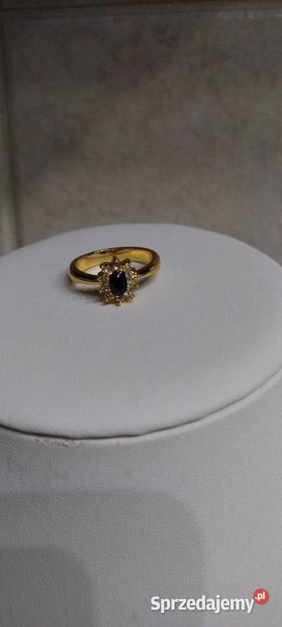 Pierścionek z cyrkoniami